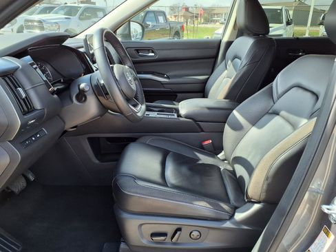 Used 2025 Nissan Pathfinder SL image 17