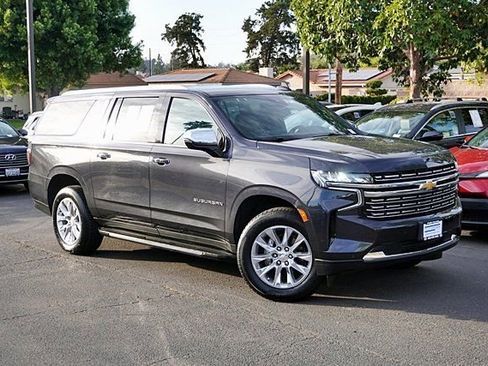 Used 2023 Chevrolet Suburban Premier image 3