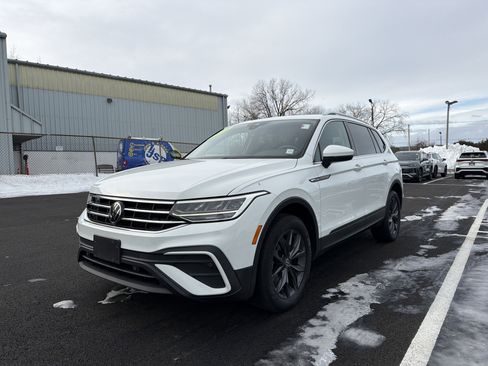 Certified 2022 Volkswagen Tiguan SE w/ Panoramic Sunroof Package image 1