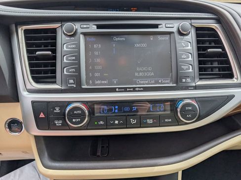 Used 2019 Toyota Highlander Limited image 14