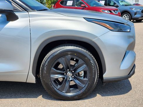 Used 2022 Toyota Highlander XLE FWD image 7