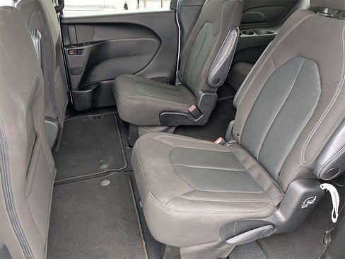 Used 2023 Chrysler Pacifica Touring image 31