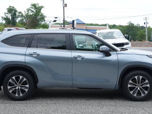 Used 2023 Toyota Highlander XLE FWD image 4