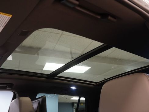 Used 2022 Chevrolet Tahoe Z71 w/ Z71 Off-Road Package AWD/4WD image 4