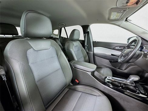 Used 2025 Chevrolet Trax LT w/ LT Convenience Package image 27