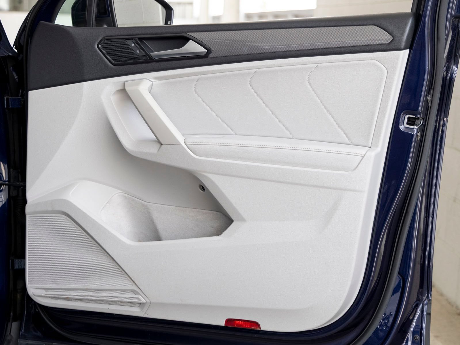 Used 2023 Volkswagen Tiguan SE w/ Panoramic Sunroof Package FWD image 25