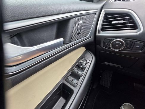 Used 2024 Ford Edge SE image 15