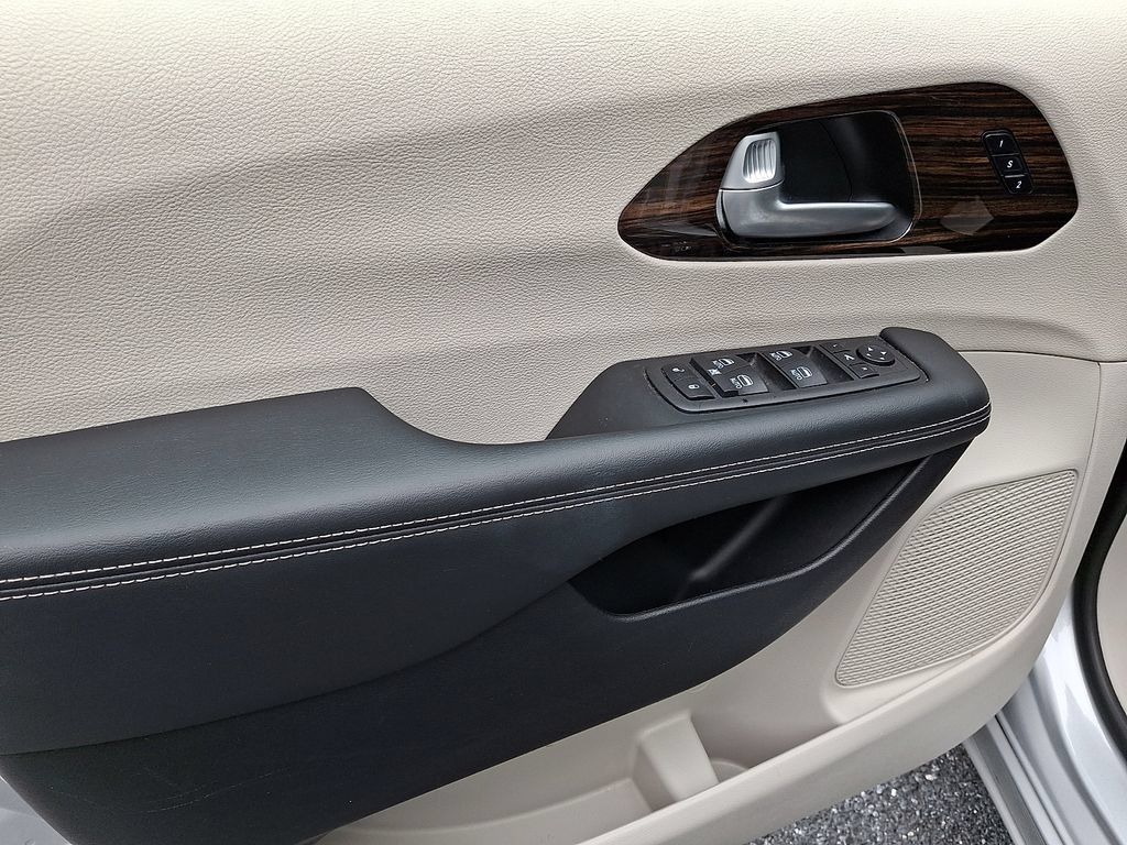 Used 2024 Chrysler Pacifica Limited FWD image 16