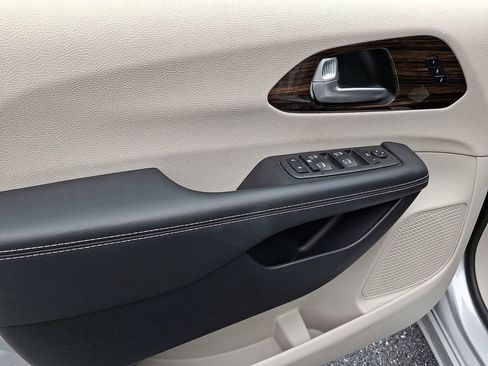 Used 2024 Chrysler Pacifica Limited FWD image 16