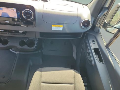 Used 2025 Mercedes-Benz Sprinter 2500 image 10