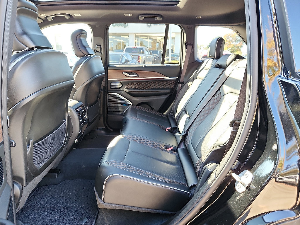 Used 2023 Jeep Grand Cherokee Summit w/ Advanced Protech Group IV AWD/4WD image 10