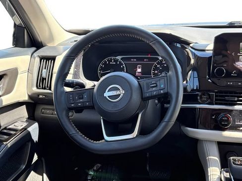 Used 2025 Nissan Pathfinder SL w/ Black Appearance Package FWD image 15