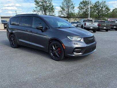 Used 2023 Chrysler Pacifica Touring-L w/ S Appearance Package