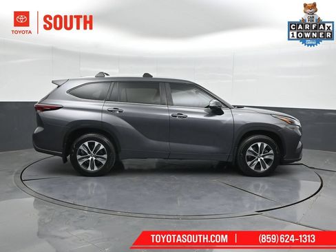 Used 2024 Toyota Highlander XLE AWD/4WD image 3