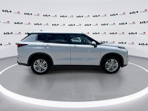 Used 2023 Mitsubishi Outlander ES FWD image 9