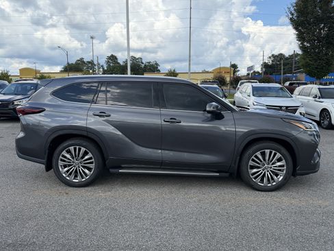 Used 2024 Toyota Highlander Platinum FWD image 11