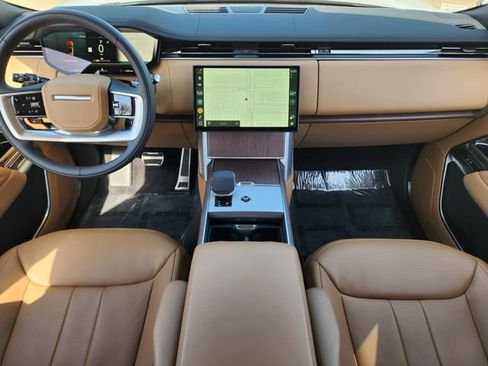 Used 2025 Land Rover Range Rover SE image 32
