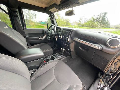 Used 2018 Jeep Wrangler Unlimited Sahara w/ Connectivity Group AWD/4WD image 12
