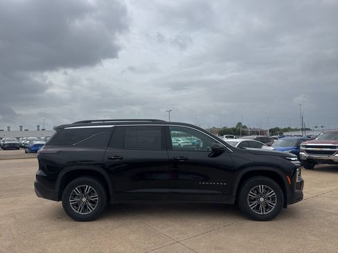 Used 2025 Chevrolet Traverse LT image 21