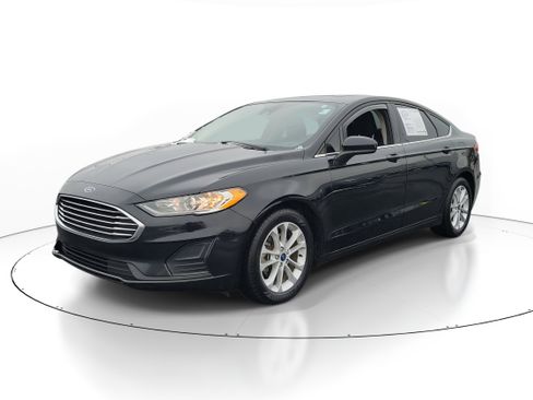 Used 2020 Ford Fusion SE image 2