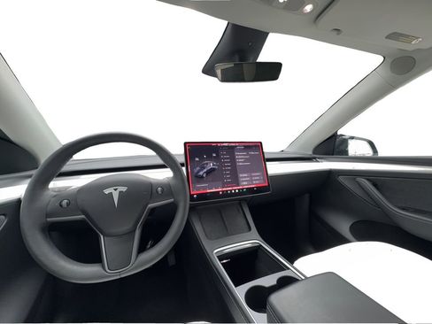 Used 2024 Tesla Model Y 2WD image 33