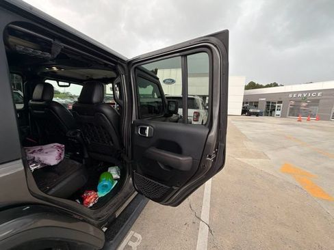 Used 2019 Jeep Wrangler Unlimited Rubicon AWD/4WD image 16