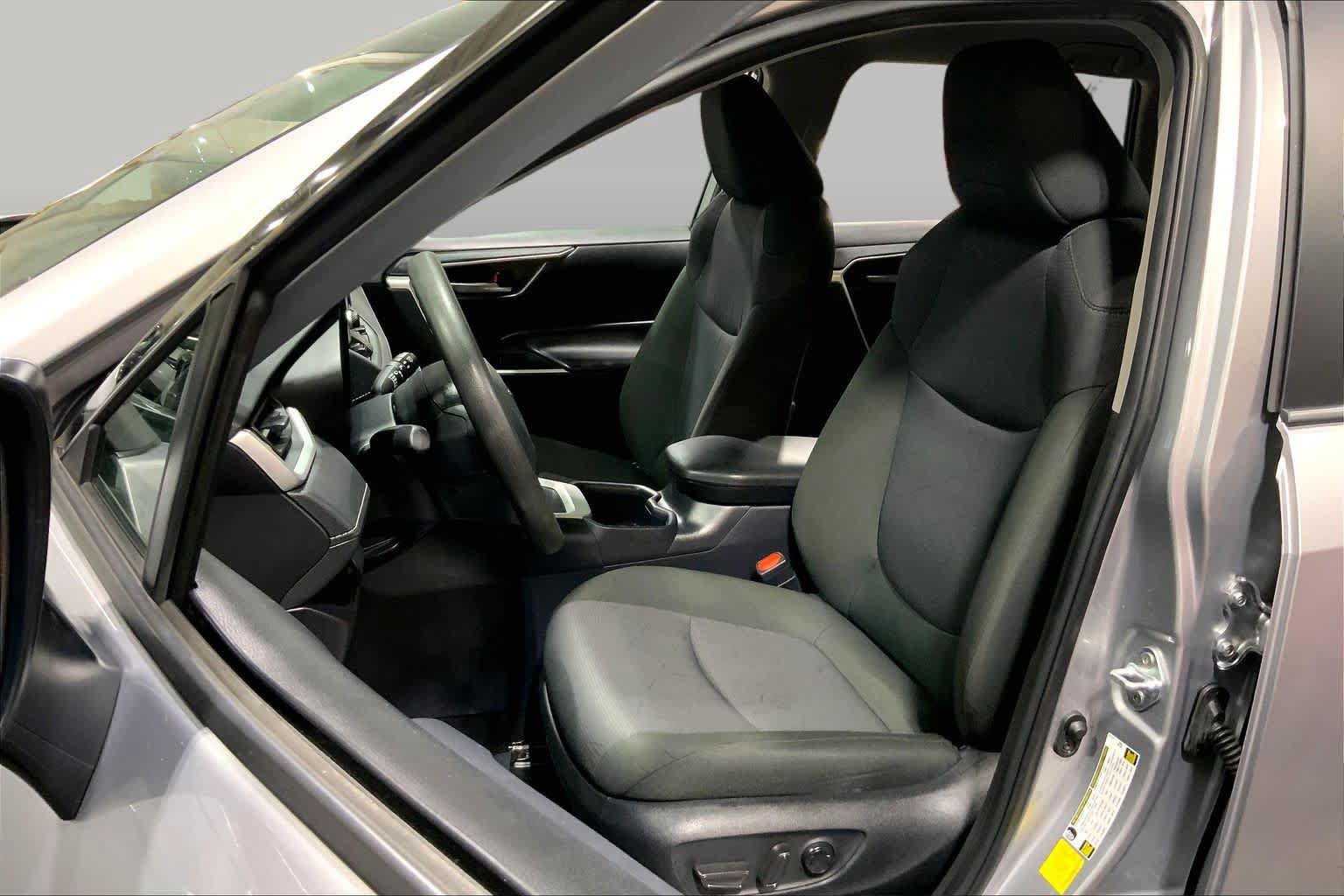 Used 2025 Toyota RAV4 XLE AWD/4WD image 8