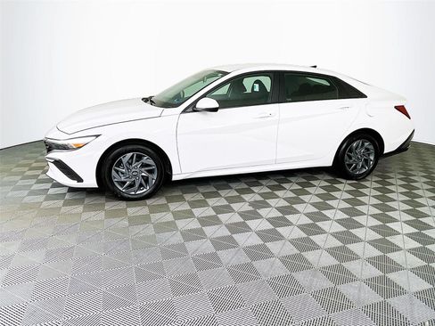 Used 2025 Hyundai Elantra Hybrid FWD image 4