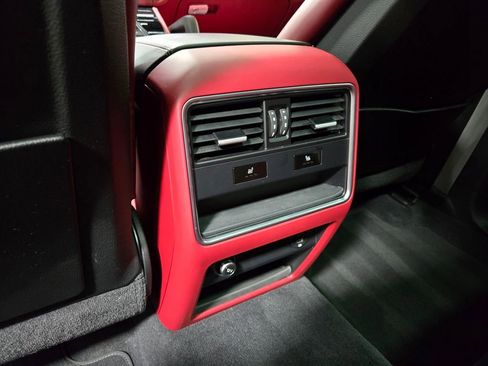 Used 2022 Porsche Cayenne Platinum Edition image 32