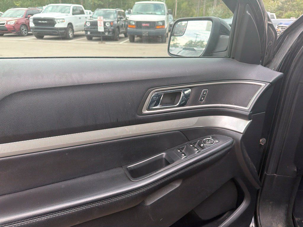 Used 2016 Ford Explorer XLT w/ Equipment Group 202A AWD/4WD image 10