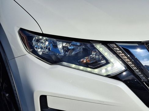 Used 2018 Nissan Rogue SV w/ Premium Package image 9