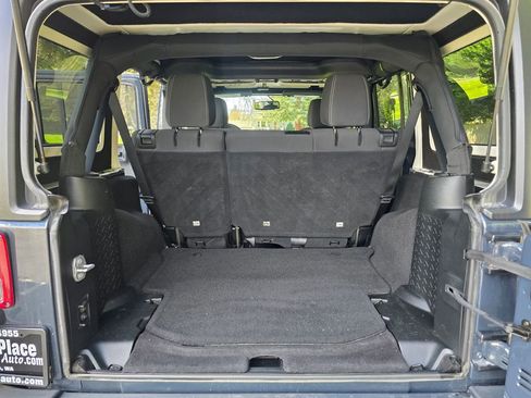 Used 2018 Jeep Wrangler Unlimited Rubicon w/ Connectivity Group AWD/4WD image 16