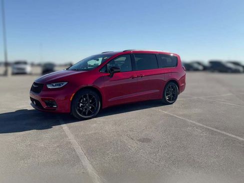 New 2026 Chrysler Pacifica Select image 4