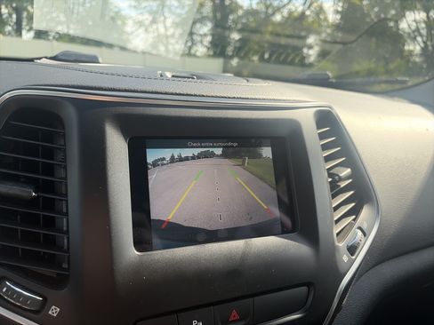 Used 2019 Jeep Cherokee Latitude Plus w/ Comfort/Convenience Group AWD/4WD image 32