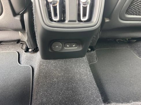 Used 2021 Volvo XC40 T5 Momentum w/ Premium Package AWD/4WD image 9