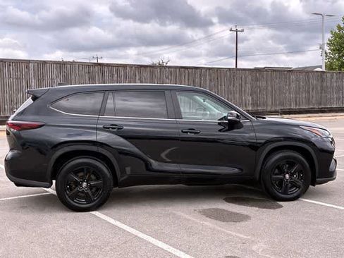 Used 2024 Toyota Highlander LE FWD image 7