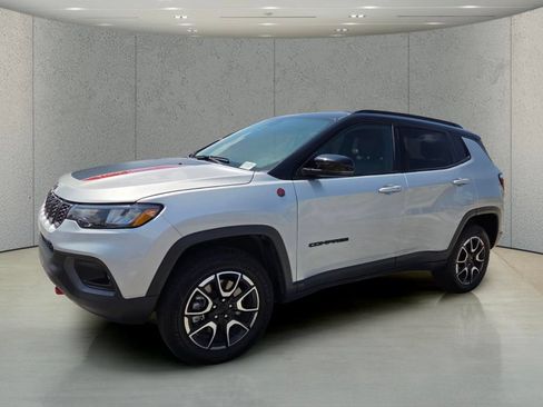 Used 2024 Jeep Compass Trailhawk AWD/4WD image 9
