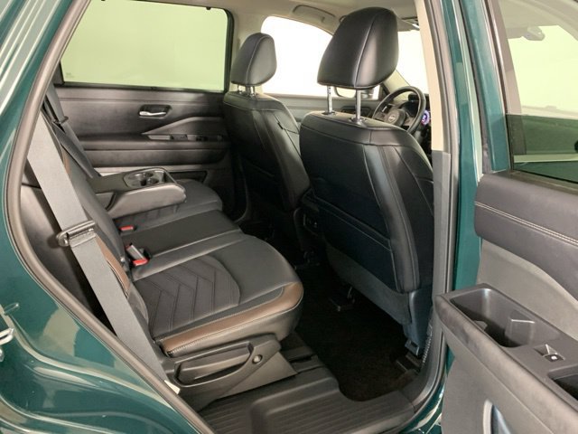 Used 2025 Nissan Pathfinder Platinum w/ Lighting Package (N93) AWD/4WD image 30