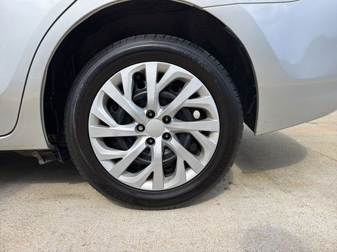 Used 2017 Toyota Corolla LE FWD image 8