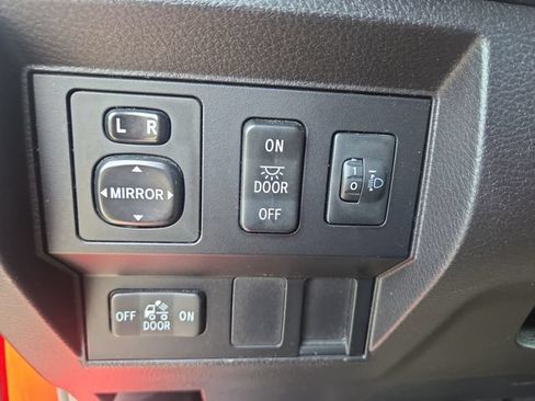 Used 2015 Toyota Tundra SR5 w/ SR5 Upgrade Package RWD image 18