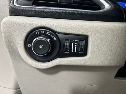 Used 2022 Chrysler Pacifica Limited FWD image 24