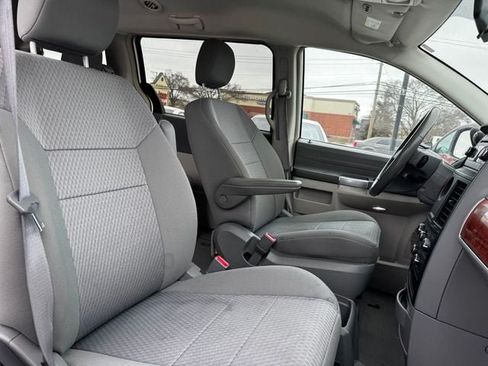 Used 2008 Chrysler Town & Country Touring w/ Flexible Seating Group FWD image 21