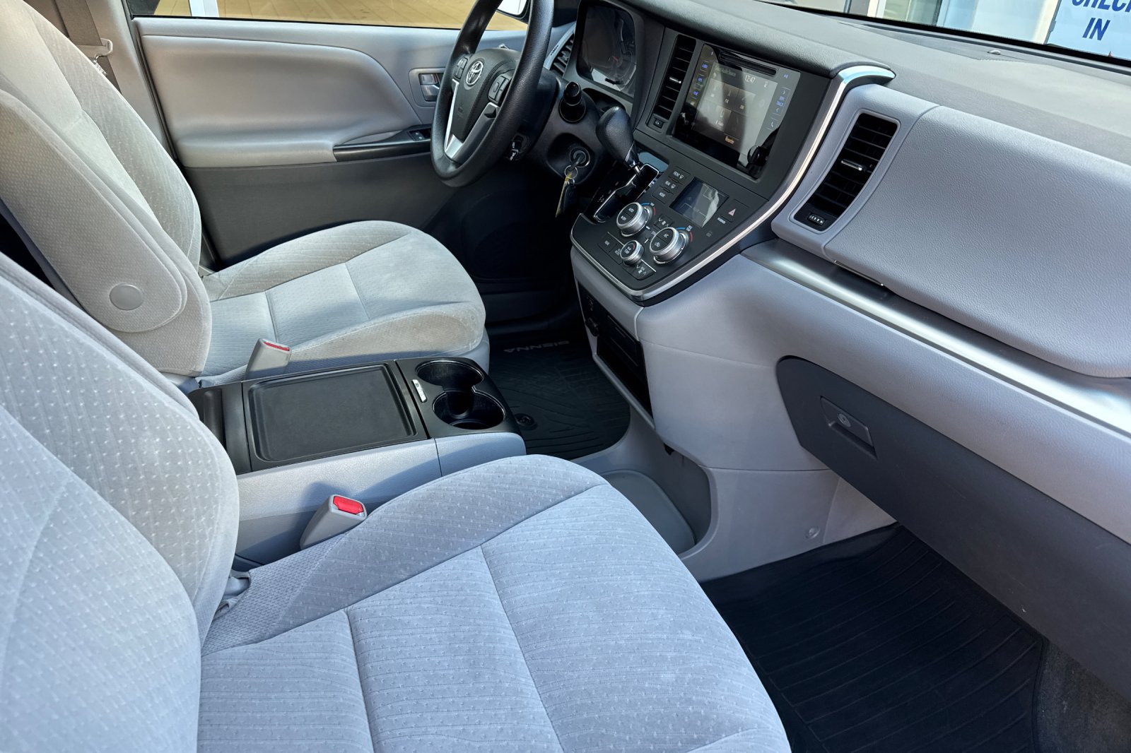 Used 2017 Toyota Sienna LE FWD image 17