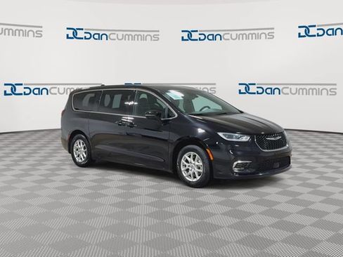 Used 2025 Chrysler Pacifica Select FWD image 2