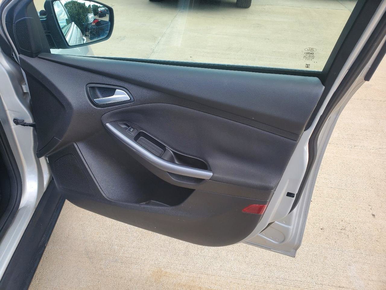 Used 2014 Ford Focus Titanium FWD image 5