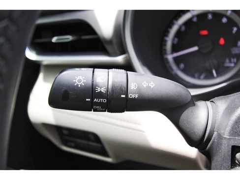 Used 2024 Toyota Highlander XLE FWD image 17