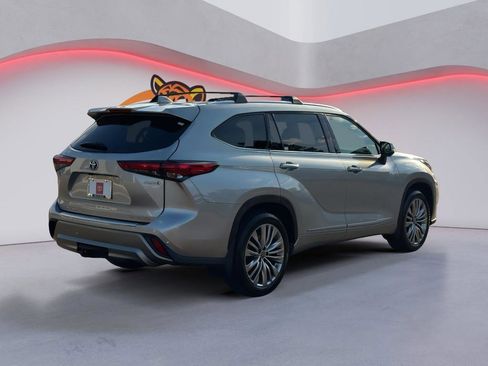 Used 2023 Toyota Highlander Platinum image 5
