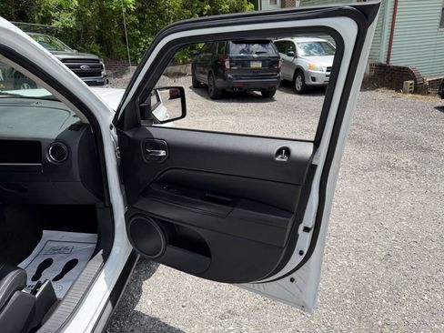 Used 2017 Jeep Patriot High Altitude AWD/4WD image 23