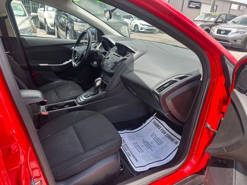 Used 2016 Ford Focus SE w/ SE Cold Weather Package FWD image 12