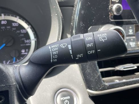 Used 2024 Toyota Highlander LE FWD image 29